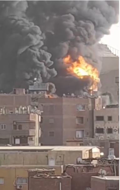 ننشر الصور الأولى من حريق عقار الزرايب بمنشأة ناصر