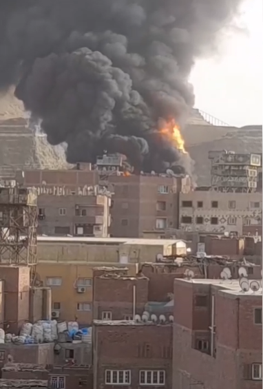 ننشر الصور الأولى من حريق عقار الزرايب بمنشأة ناصر