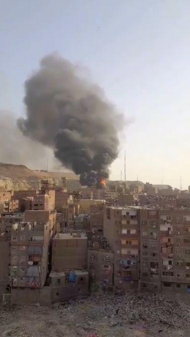 ننشر الصور الأولى من حريق عقار الزرايب بمنشأة ناصر