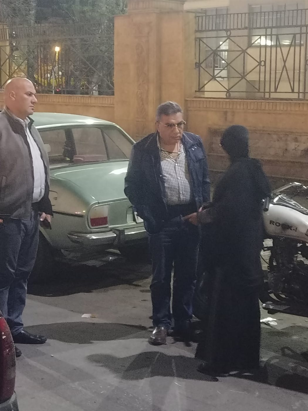 اللواء مرزوق يستمع لإحدى المواطنات&nbsp;