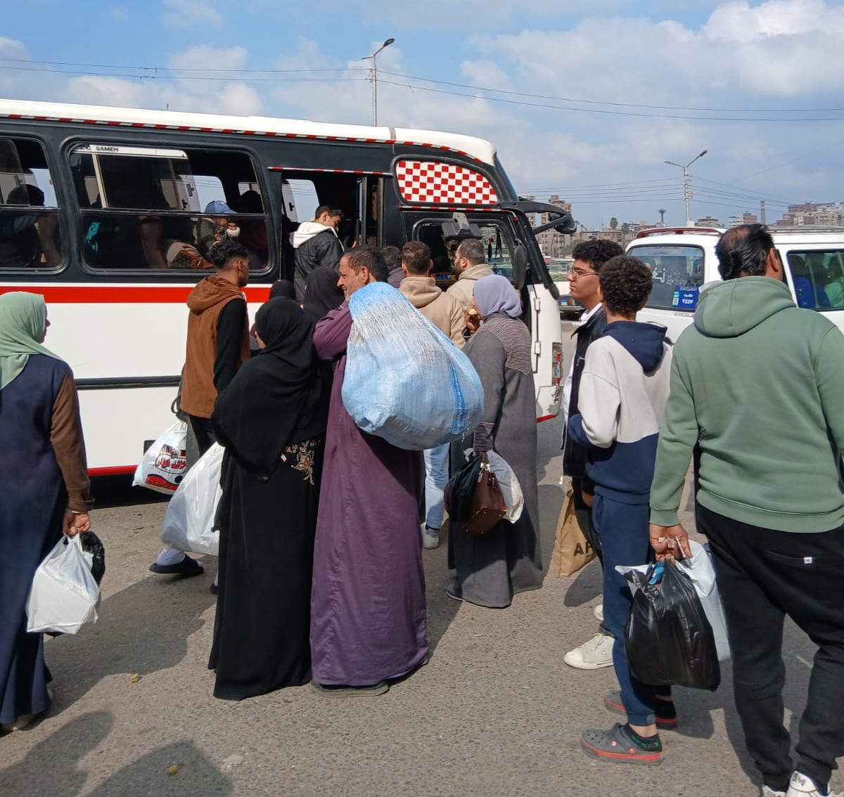 زحام على محطات السرفيس بالمنصورة