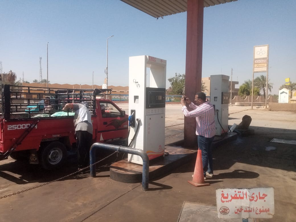 رئيس مركز نصر النوبه يتفقد احد البنزينات