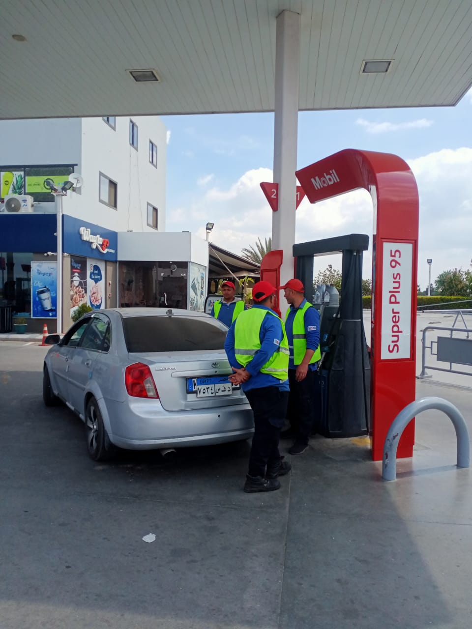 احدى محطات الوقود بالدقهلية كما ظهرت بعد ارتفاع أسعار البنزين&nbsp;