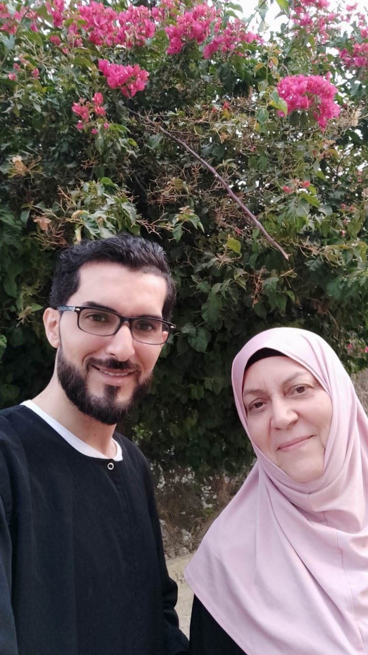 الشهيد الصحفي أحمد منصور ووالدته