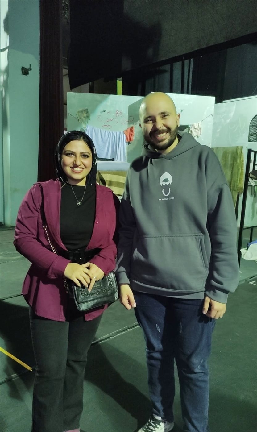 أبطال العرض مع محررة الوفد
