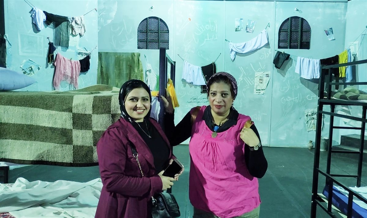 أبطال العرض مع محررة الوفد