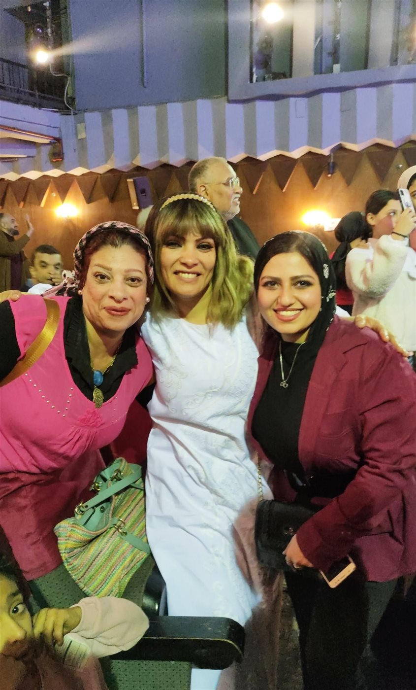 أبطال العرض مع محررة الوفد