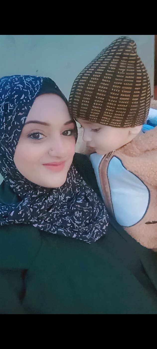 زوجة الشهيد الصحفي أحمد منصور وابنه “سلام”
