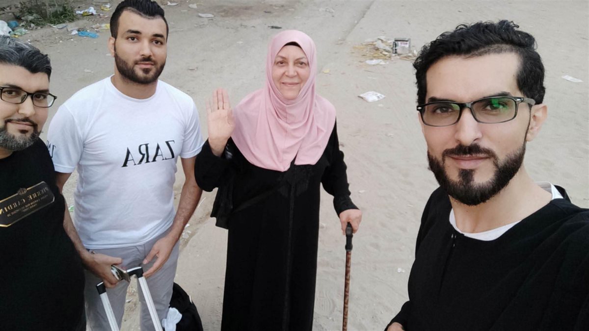 الشهيد الصحفي أحمة منصور مع والدته وشقيقيه