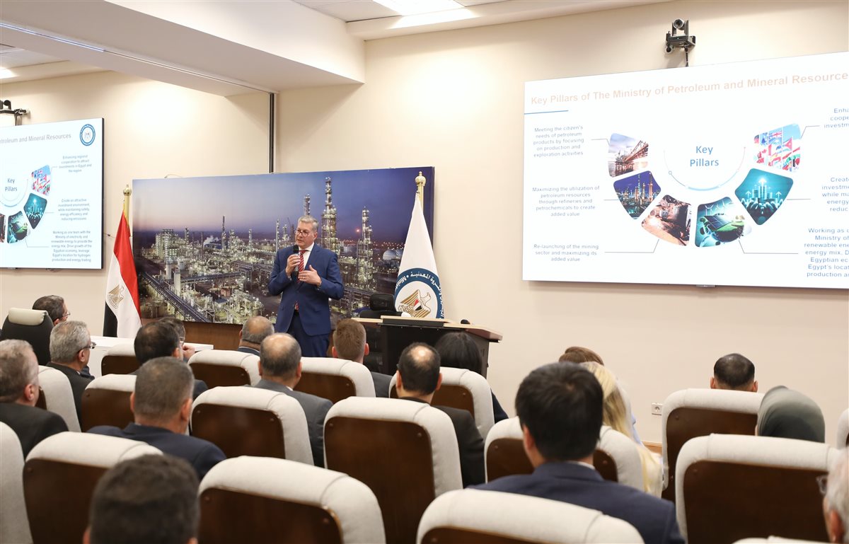 جانب من لقاء وزير البترول والثروة المعدنية مع ممثلي الشركات الأجنبية العاملة في مصر