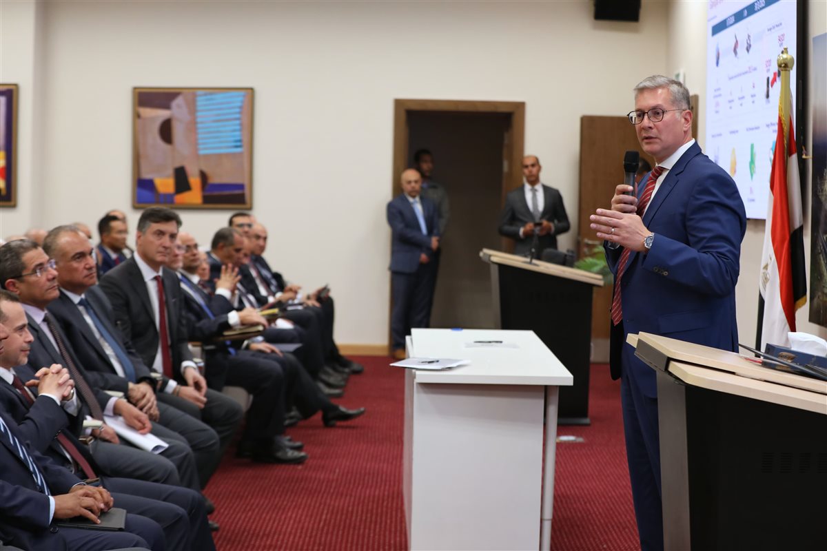 جانب من لقاء وزير البترول والثروة المعدنية مع ممثلي الشركات الأجنبية العاملة في مصر