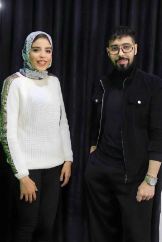 مصمم الأزياء أحمد عبدالله والصحفية زينب النجار 