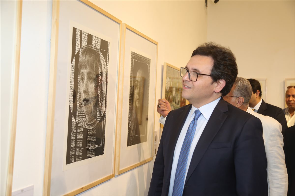 وزير الثقافة خلال افتتاح  ترينالي مصر الدولي السادس للطبعة الفنية