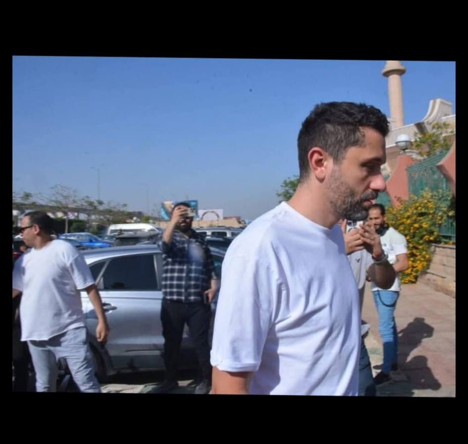 انهيار كريم محمود عبد العزيز في جنازة سليمان عيد