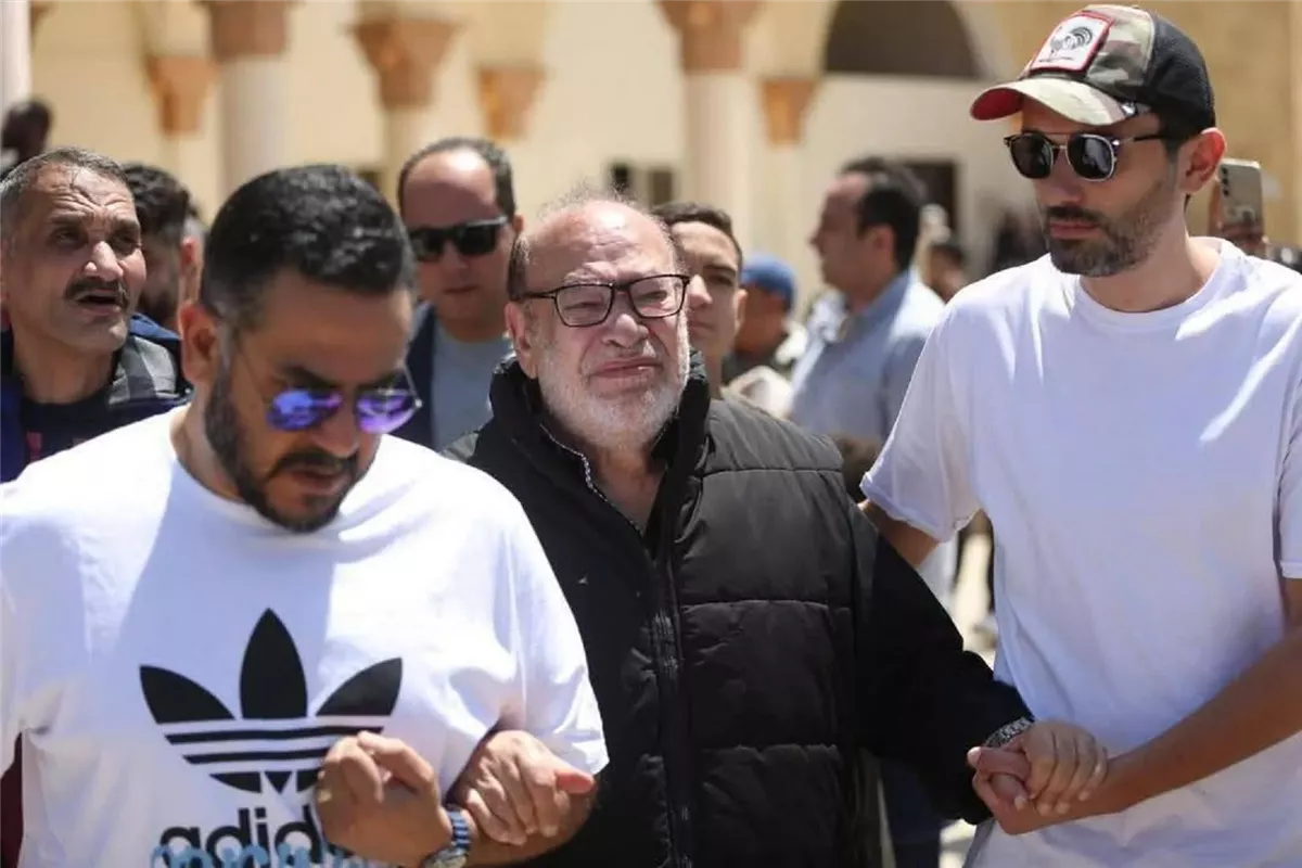 بكاء صلاح عبد الله في جنازة سليمان عيد