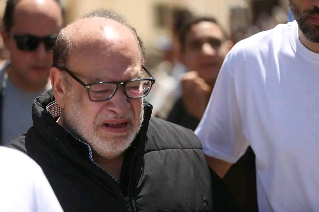 انهيار صلاح عبد الله في جنازة سليمان عيد