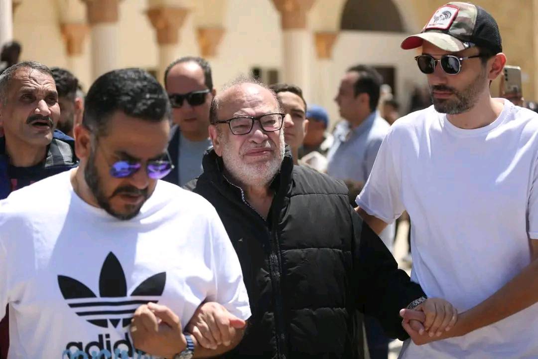 انهيار صلاح عبد الله في جنازة سليمان عيد
