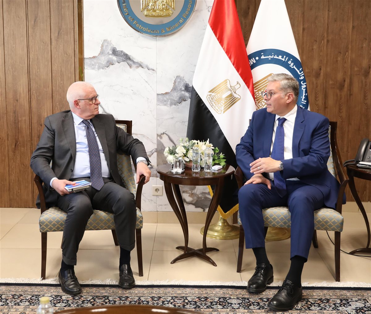 جانب من لقاء وزير البترول والثروة المعدنية وماركو فيلا رئيس شركة تكنيب إنرجيز الإيطالية والوفد المرافق له