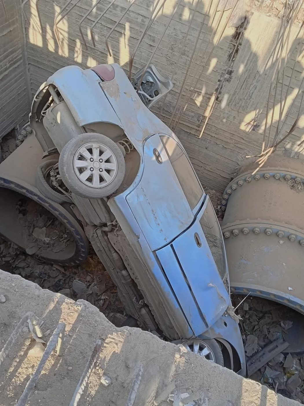 سقوط سيارة في بيارة خط مياه بالمنوفية 
