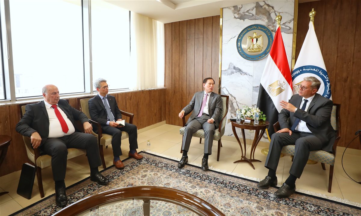 جانب من لقاء وزير البترول والثروة المعدنية ورئيس مؤسسة البترول الوطنية الكورية والوفد المرافق له