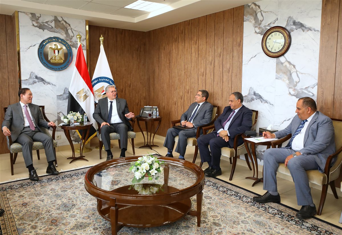 جانب من لقاء وزير البترول والثروة المعدنية ورئيس مؤسسة البترول الوطنية الكورية والوفد المرافق له