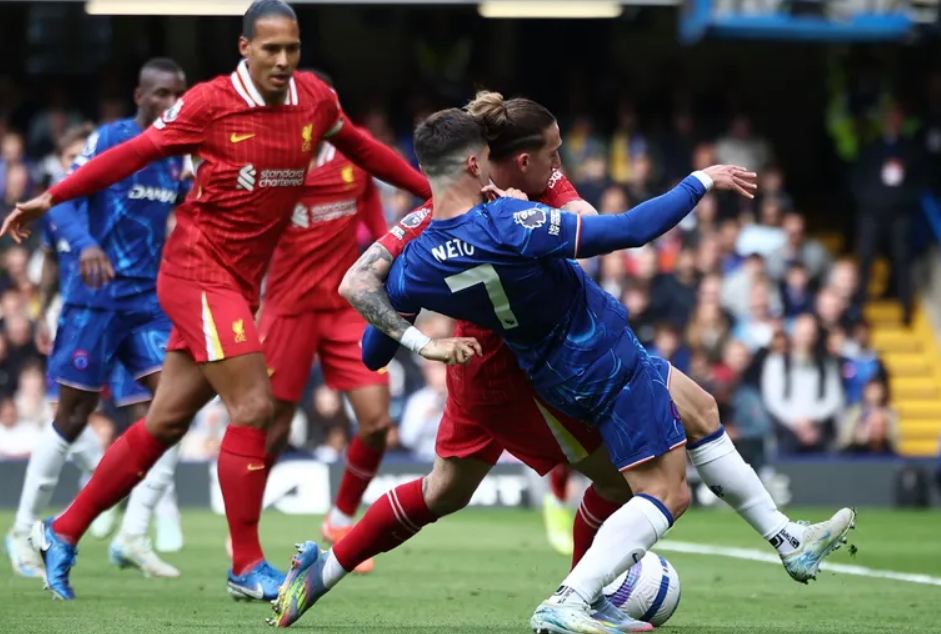 ليفربول يسقط بثلاثية أمام تشيلسي 