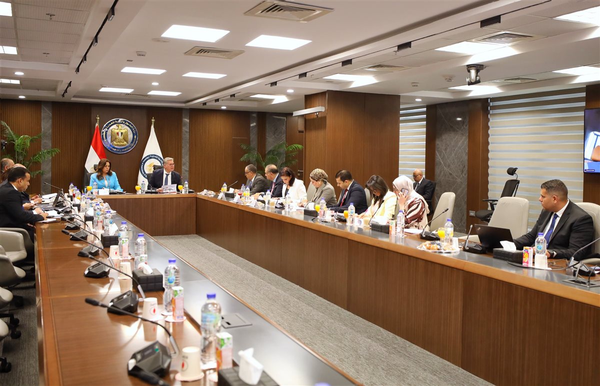 جانب من لقاء وزير البترول مع وزراء الصناعة والاستثمار والتنمية المحلية