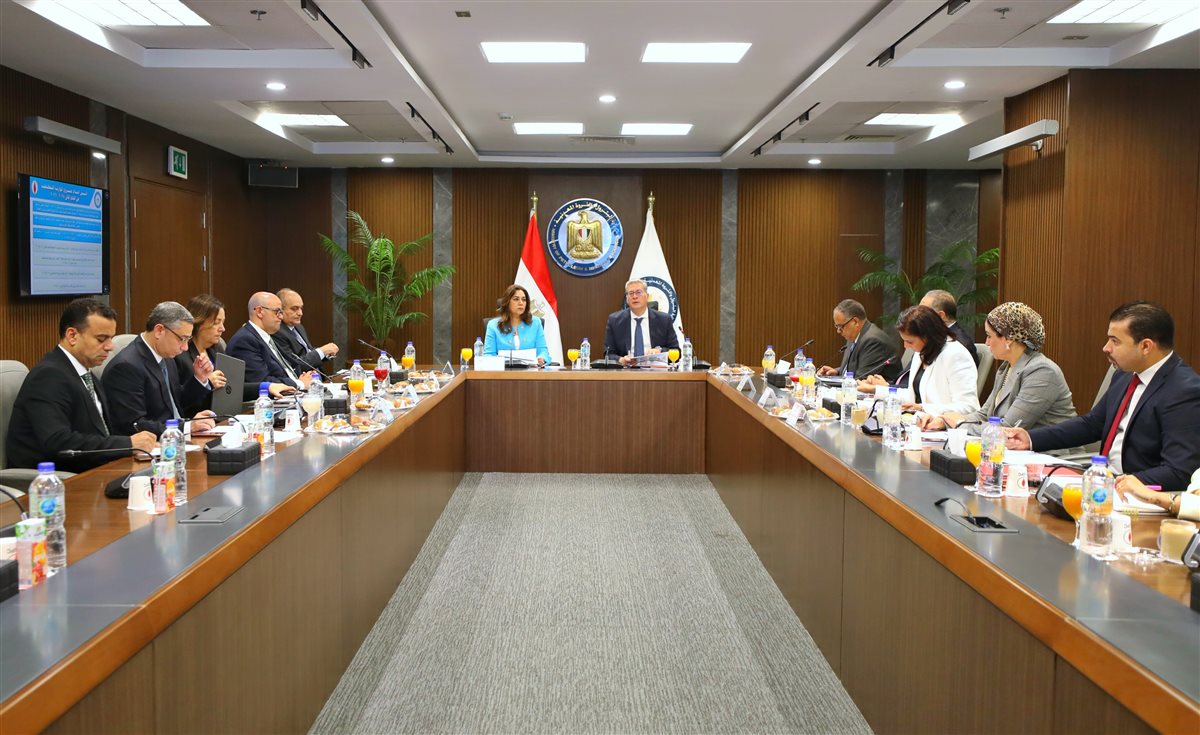 جانب من لقاء وزير البترول مع وزراء الصناعة والاستثمار والتنمية المحلية