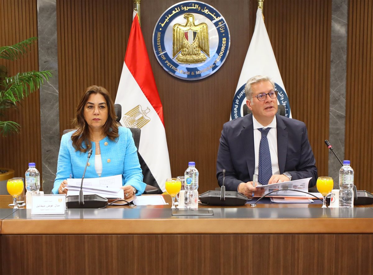 جانب من لقاء وزير البترول مع وزراء الصناعة والاستثمار والتنمية المحلية