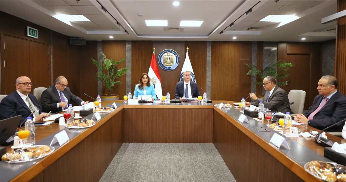 جانب من لقاء وزير البترول مع وزراء الصناعة والاستثمار والتنمية المحلية