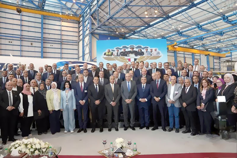 المكرمون ولقطة تذكارية مع قيادات الوزارة 