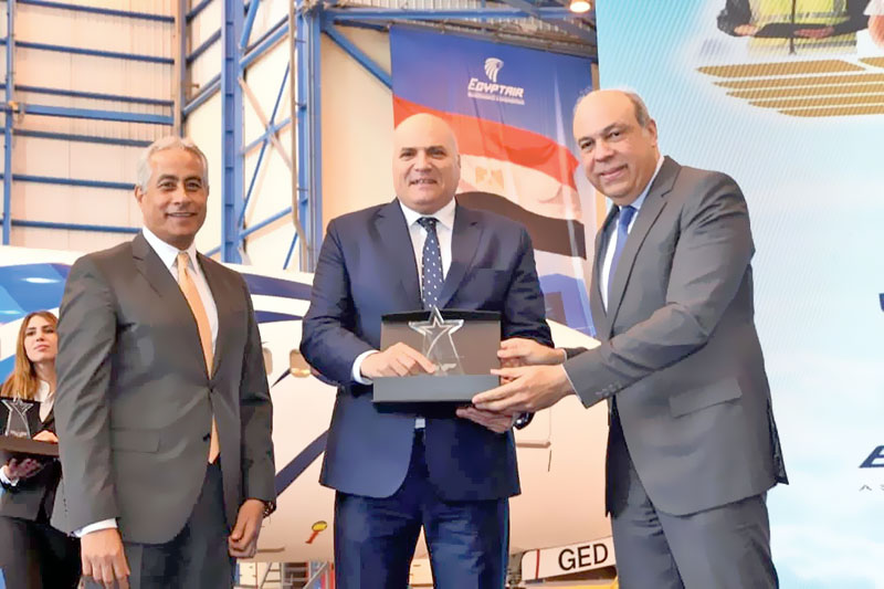 تكريم رئيس النقابة العامة للطيران المدنى