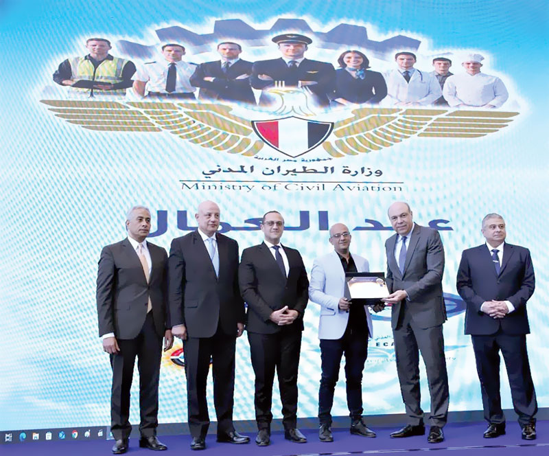 تكريم العاملين بالمصرية للمطارات