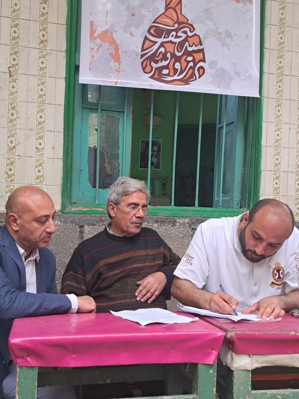 السيد مينا زكي والحاج علي شتيوي أثناء توقيع العقد