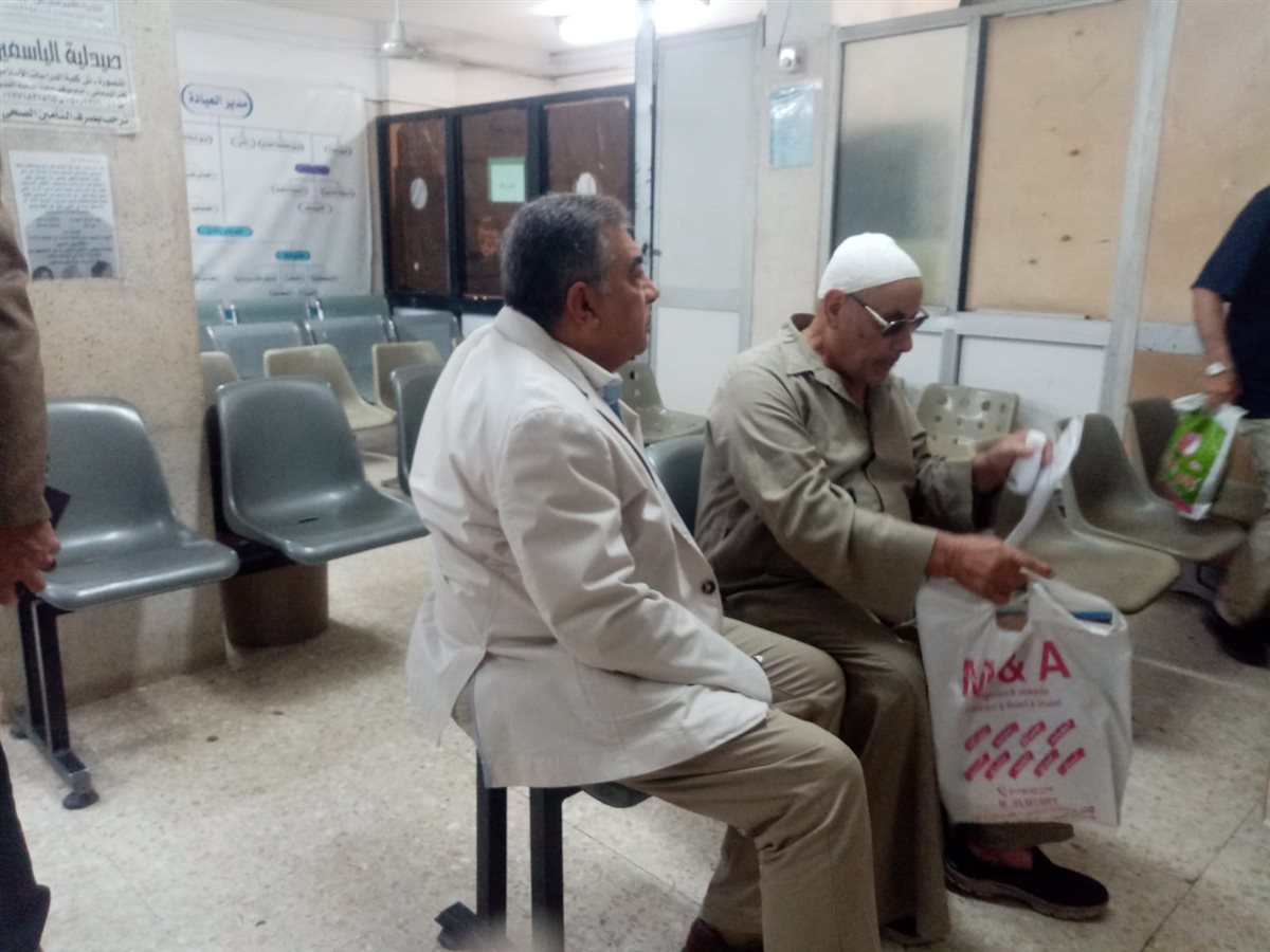 المحافظ أثناء جولته الصباحية على مستشفى التأمين الصحي بجديلة