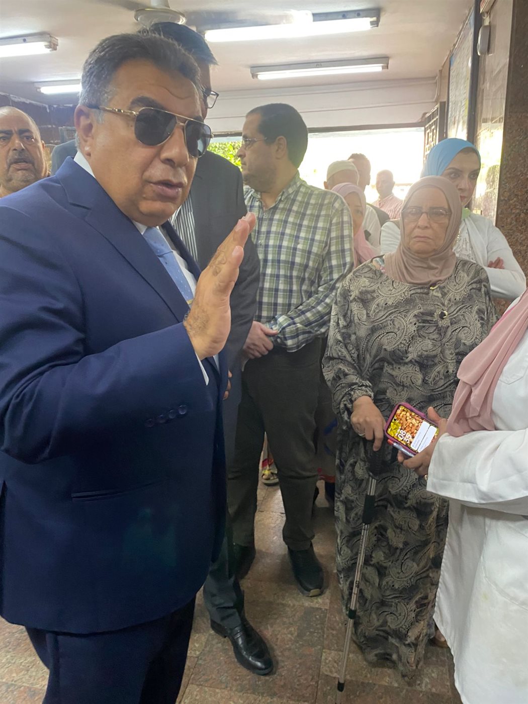المحافظ يستمع لملاحظات المرضى