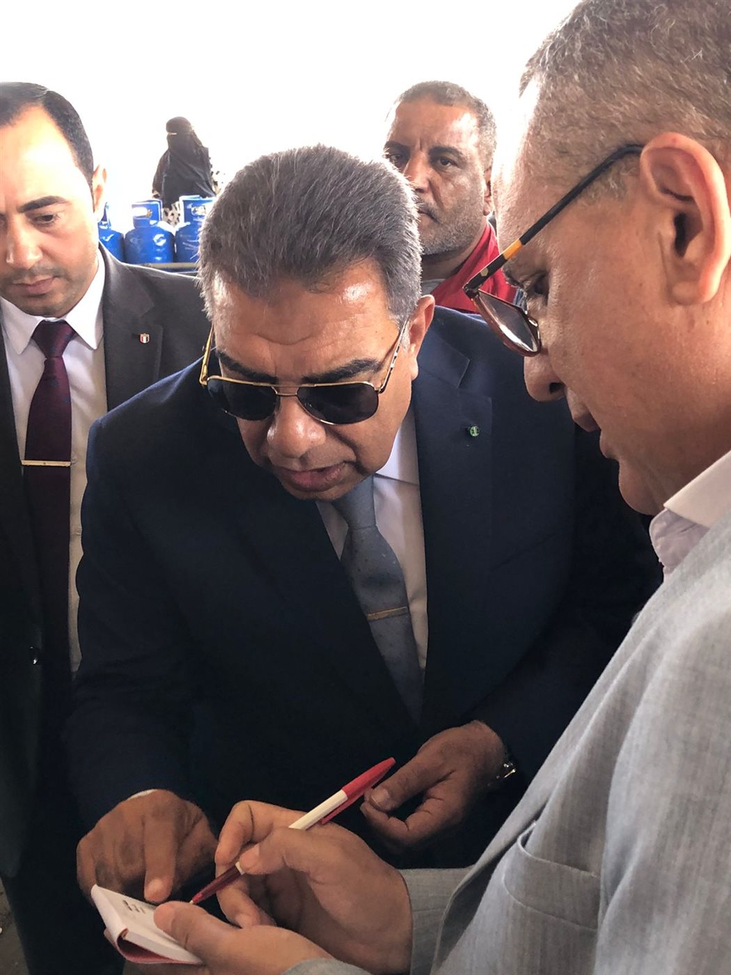 المحافظ يسجل القرارات التي اتخذها