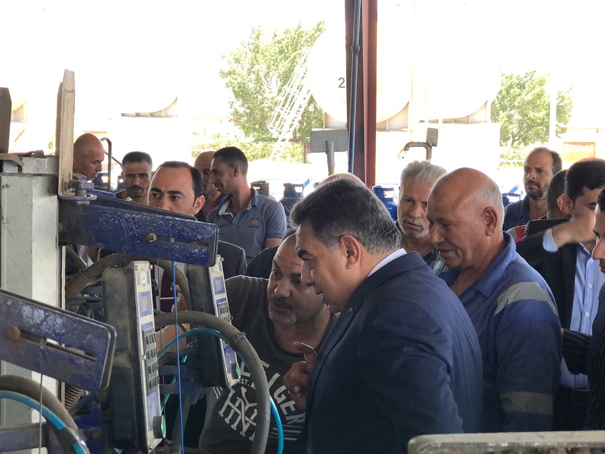 اللواء مرزوق يتابع وزن أحد الاسطوانات بمحطة بسنديلة