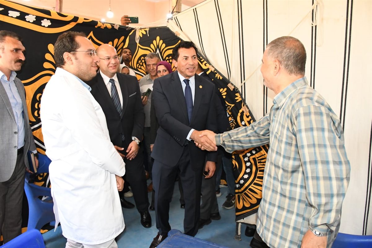 وزير الشباب والرياضة يشيد بقافلة جامعة الأزهر الطبية بمدينة الحوامدية بمحافظة الجيزة