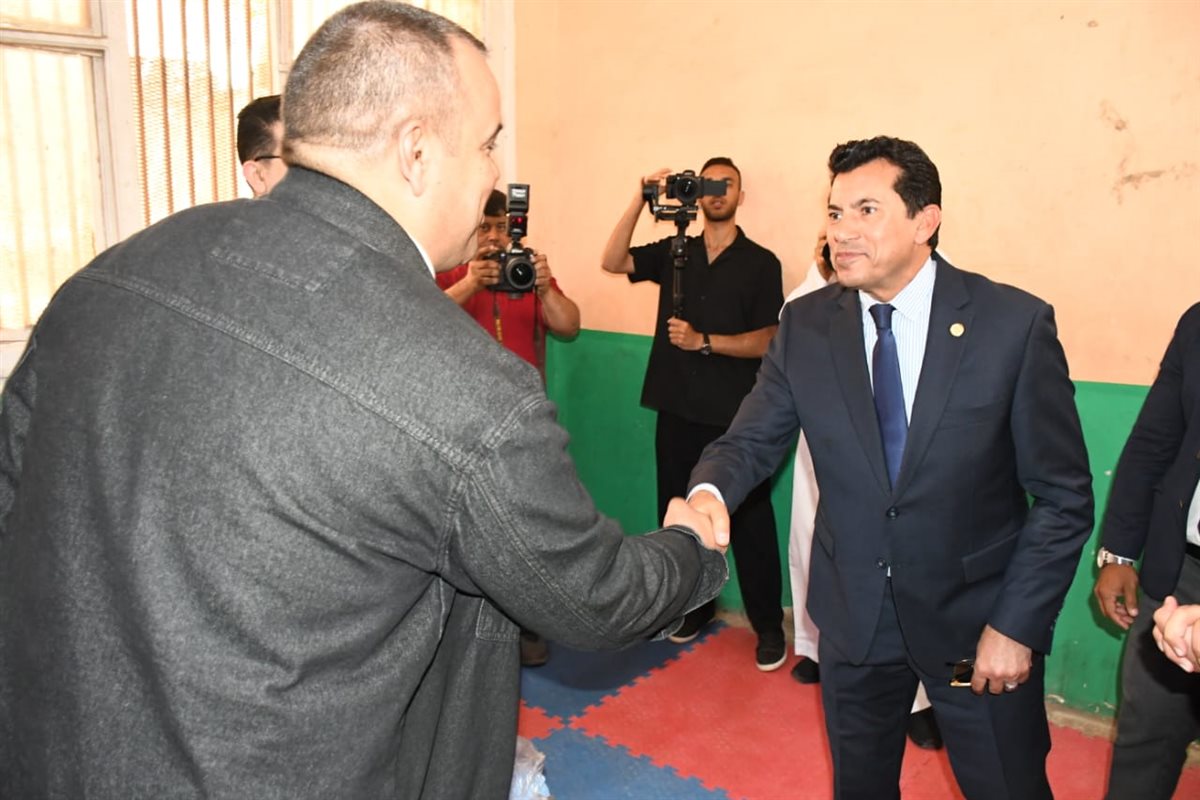 وزير الشباب والرياضة يشيد بقافلة جامعة الأزهر الطبية بمدينة الحوامدية بمحافظة الجيزة