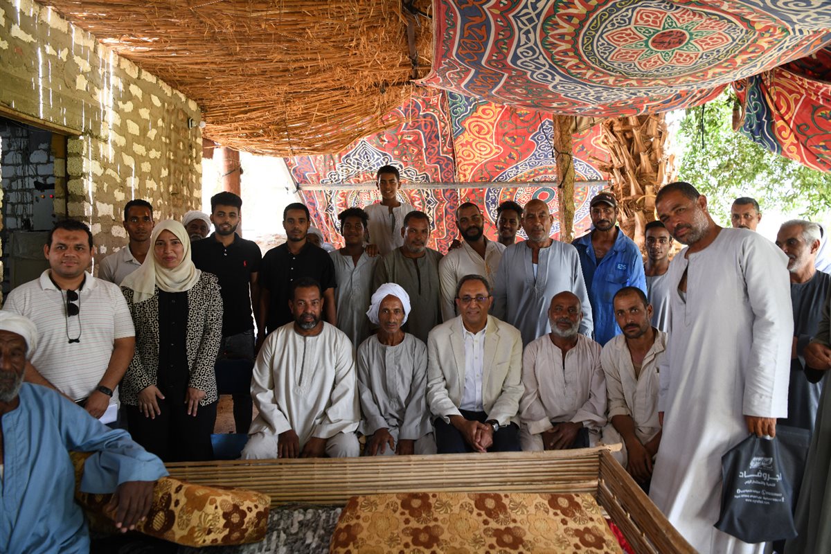 محافظ قنا وزراع النباتات العطرية والطبية