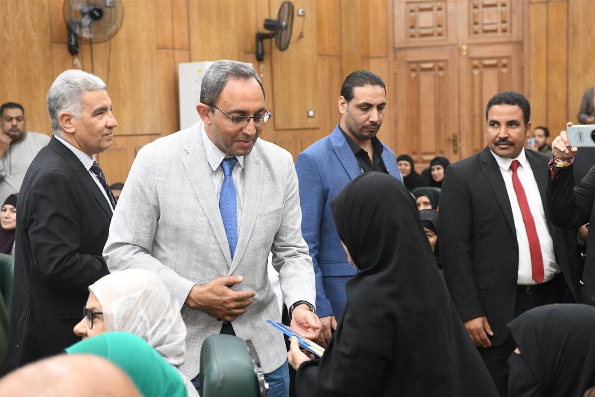 المحافظ يسلم سيدة تأشيرتها 