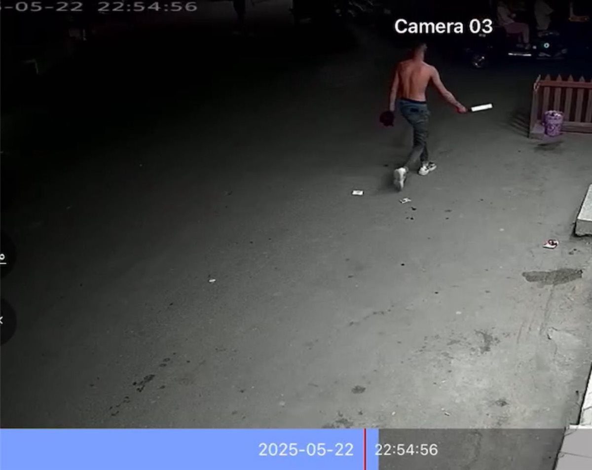 الشاب  يحمل سكينا في يده