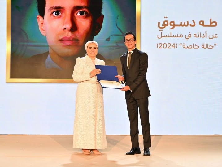 السيدة انتصار السيسي والفنان طه دسوقي