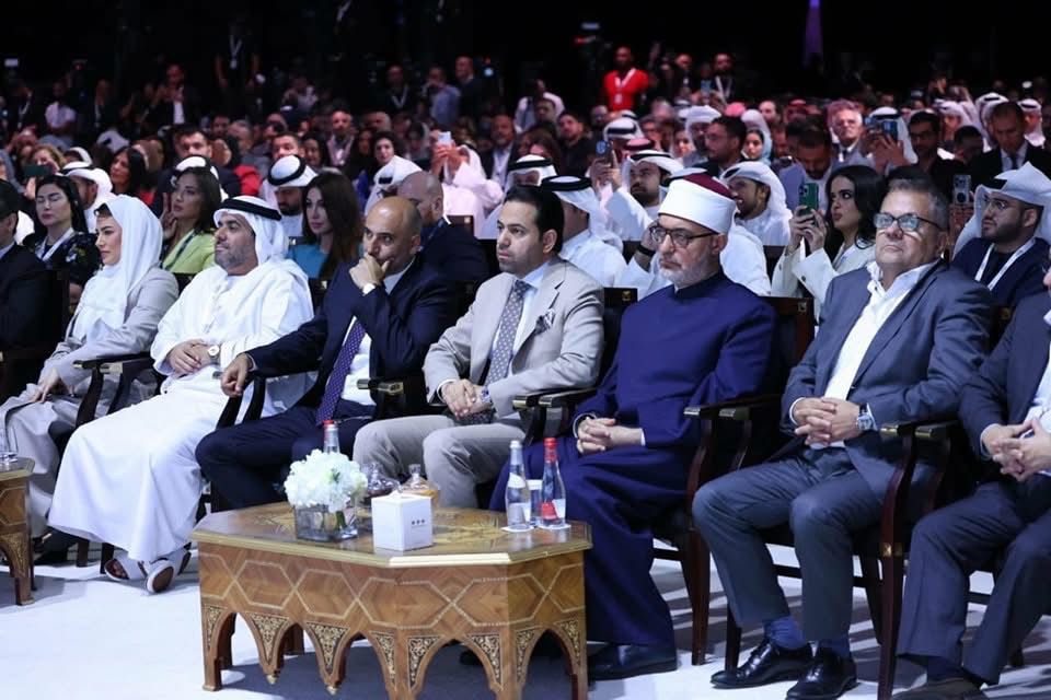 شيخ الأزهر يلتقي الشيخ أحمد بن محمد بن راشد آل مكتوم ويناقشان سبل تمكين الشباب من صناعة السلام