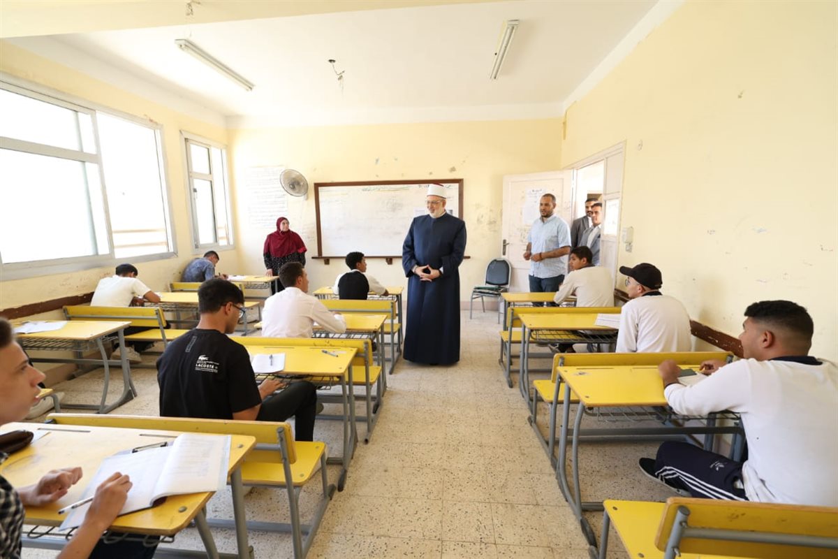 في أول أيام الامتحانات.. وكيل الأزهر يتفقد لجان الثانوية الأزهرية