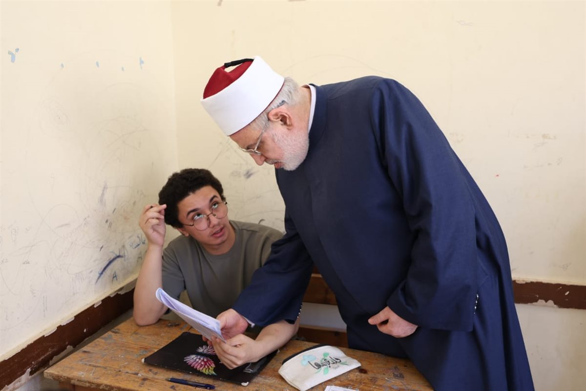 في أول أيام الامتحانات.. وكيل الأزهر يتفقد لجان الثانوية الأزهرية