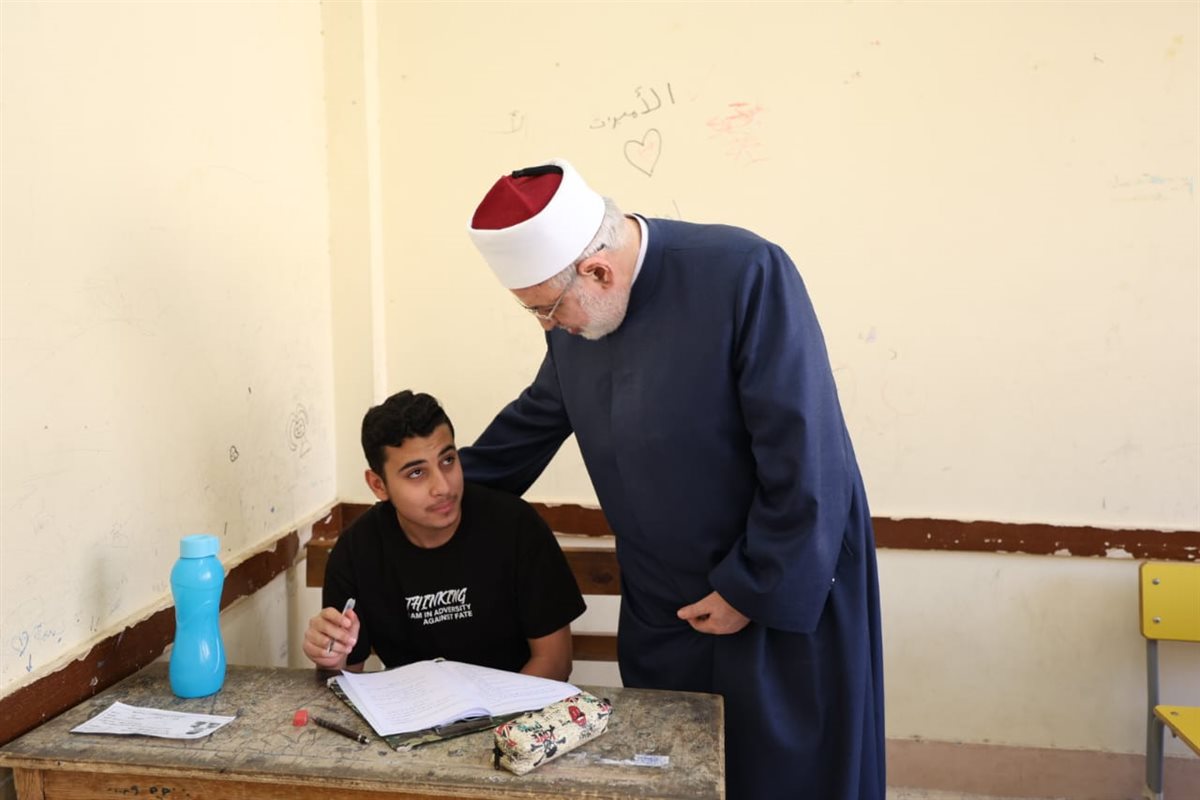 في أول أيام الامتحانات.. وكيل الأزهر يتفقد لجان الثانوية الأزهرية
