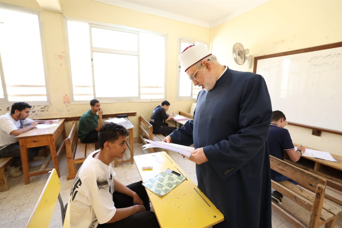 في أول أيام الامتحانات.. وكيل الأزهر يتفقد لجان الثانوية الأزهرية