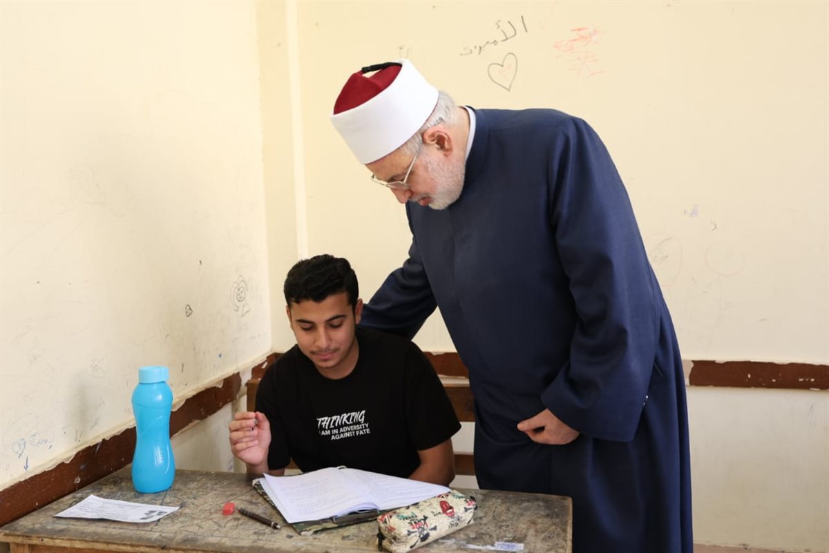 في أول أيام الامتحانات.. وكيل الأزهر يتفقد لجان الثانوية الأزهرية